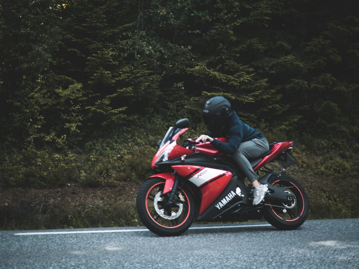 Photo de Nikolai Ulltang: https://www.pexels.com/fr-fr/photo/personne-a-cheval-sur-le-velo-de-sport-572468/