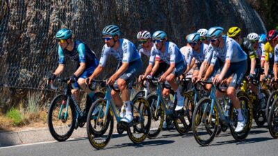 Peloton de cyclistes professionnels sur une route ouverte