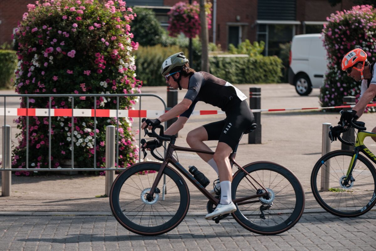 Coureurs cyclistes en pleine course dans les rues d’une ville, à l’image du contre-la-montre d’ouverture de la Vuelta 2026 à Monaco.